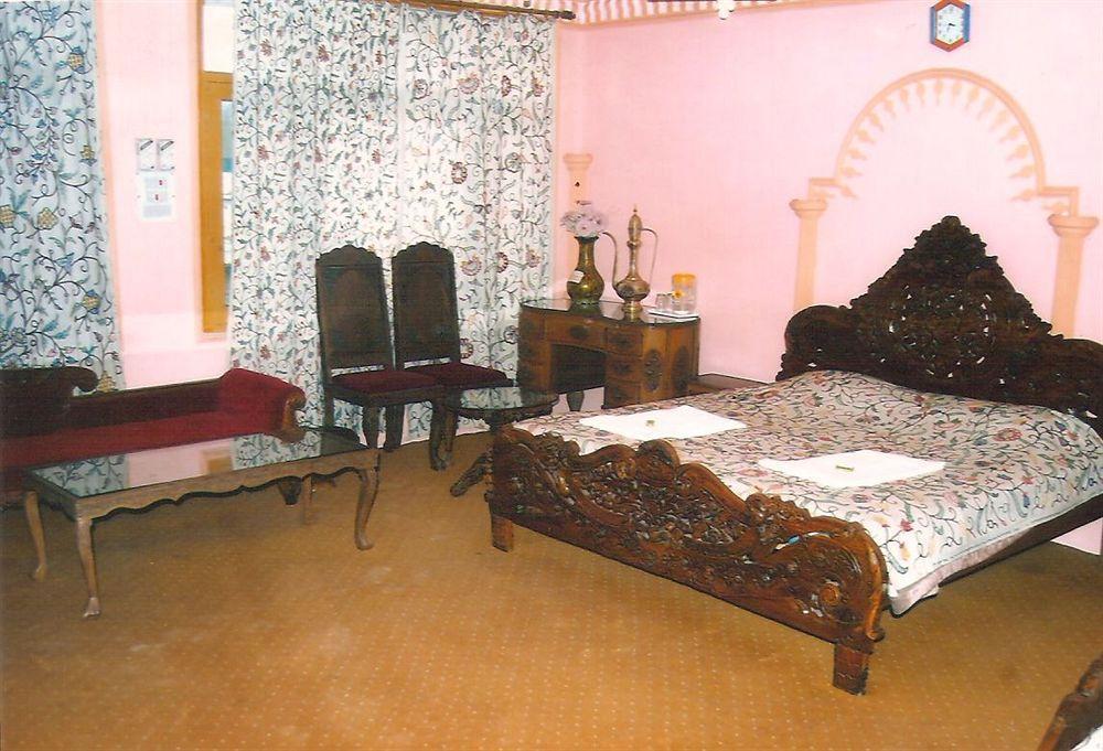 Hotel Zahgeer Continental - Srinagar Екстер'єр фото