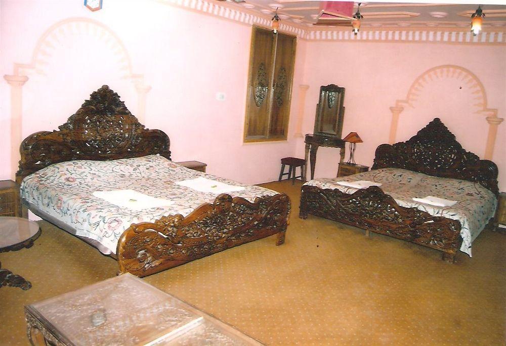 Hotel Zahgeer Continental - Srinagar Екстер'єр фото