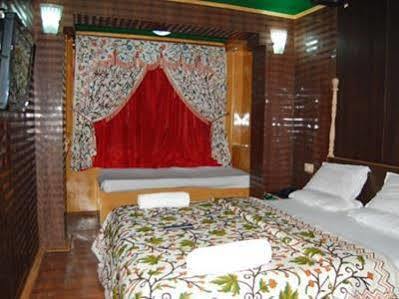 Hotel Zahgeer Continental - Srinagar Екстер'єр фото