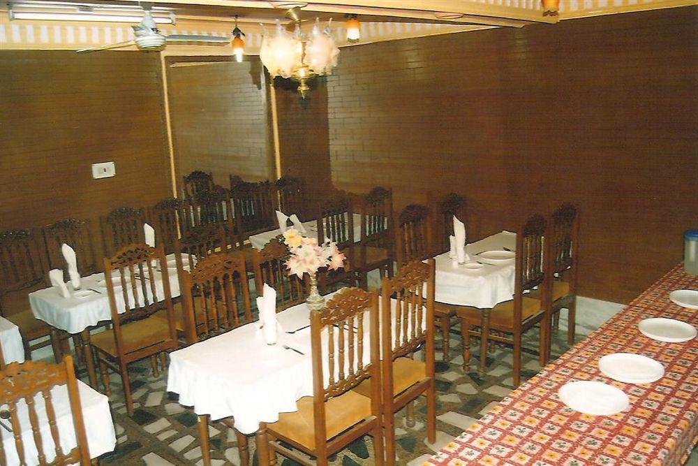 Hotel Zahgeer Continental - Srinagar Екстер'єр фото