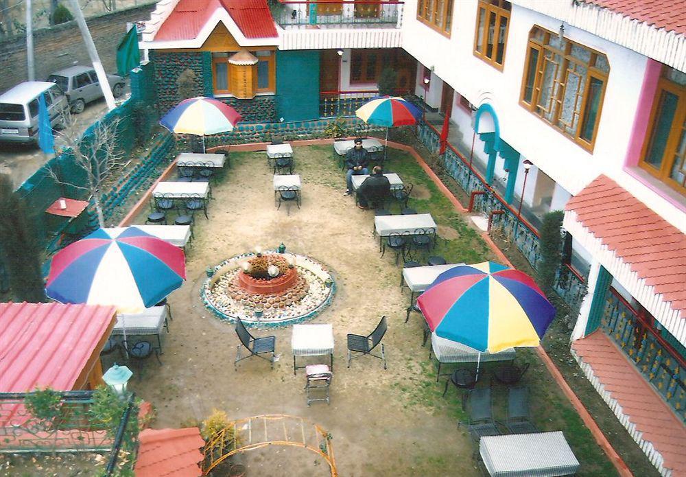 Hotel Zahgeer Continental - Srinagar Екстер'єр фото