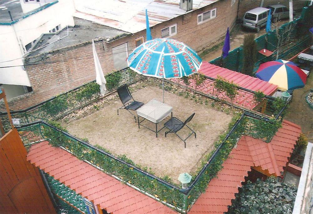 Hotel Zahgeer Continental - Srinagar Екстер'єр фото